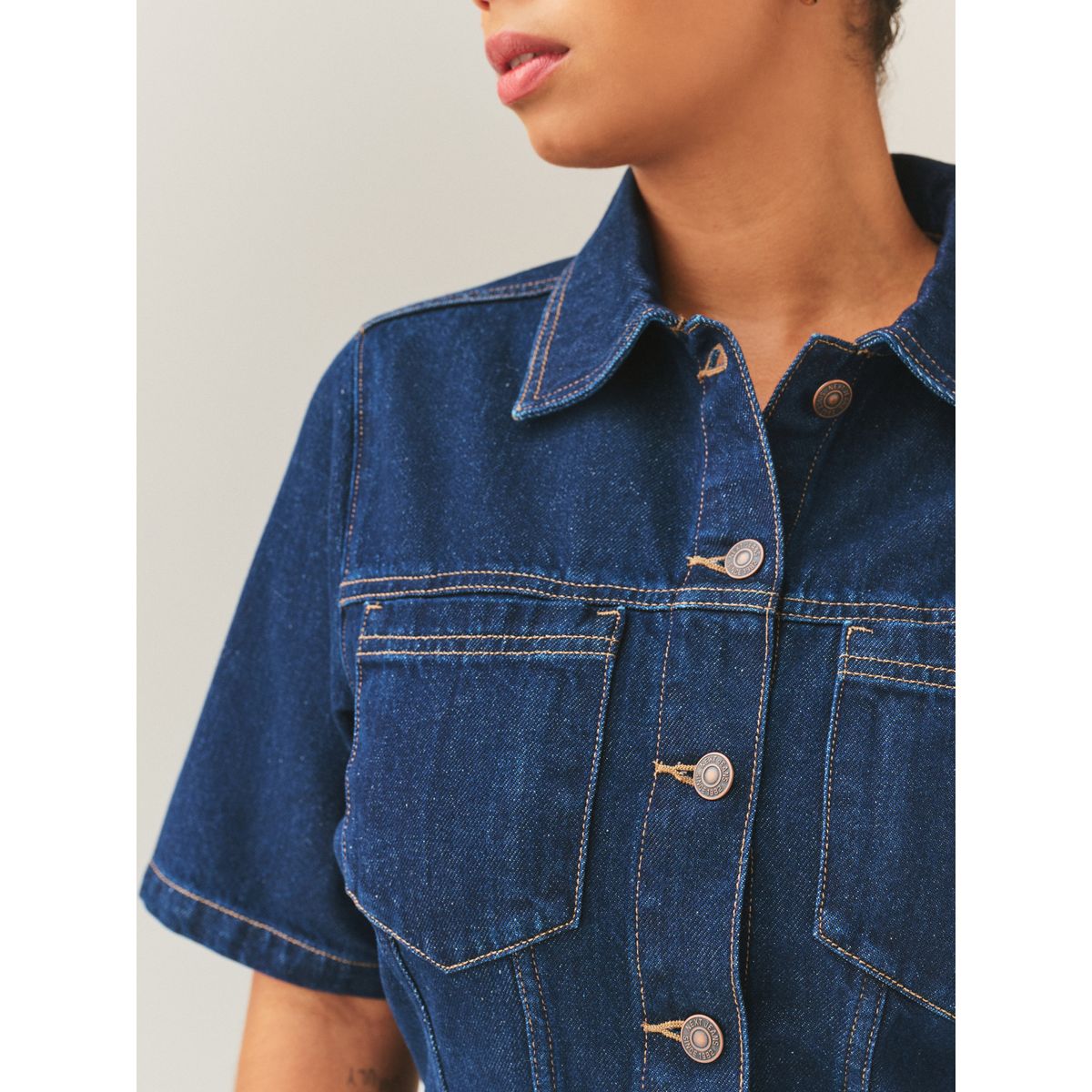 Haut ajusté pour poitrines généreuses rinse denim, NEXT
