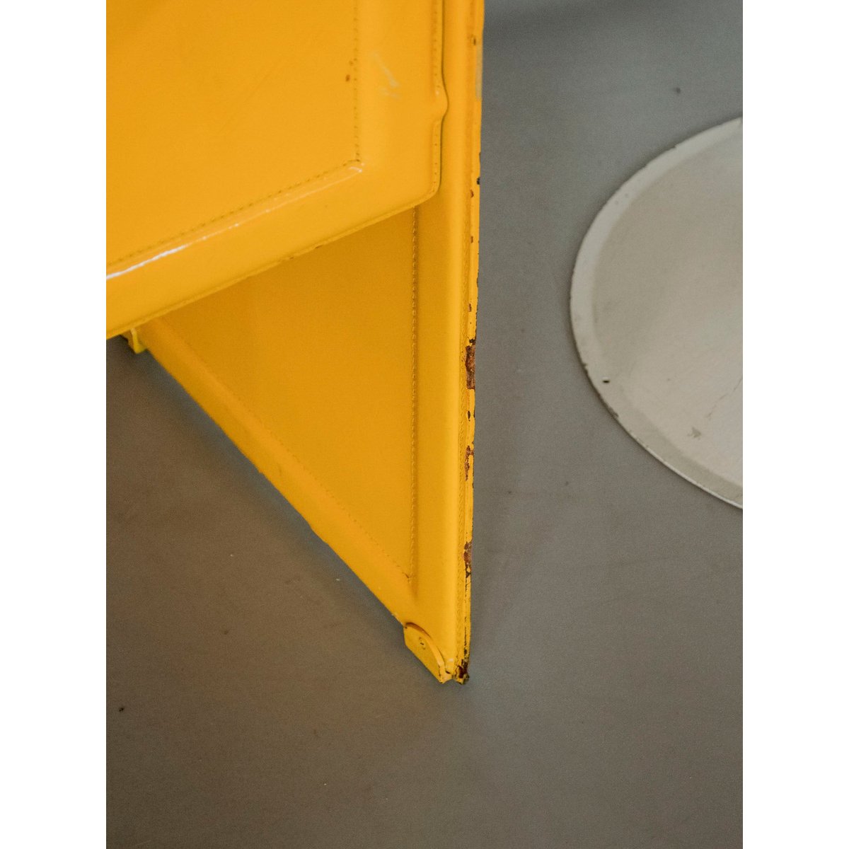Paire de fauteuils en cuir jaune Jakob N°1240 - Bon état jaune, DEBONGOUT