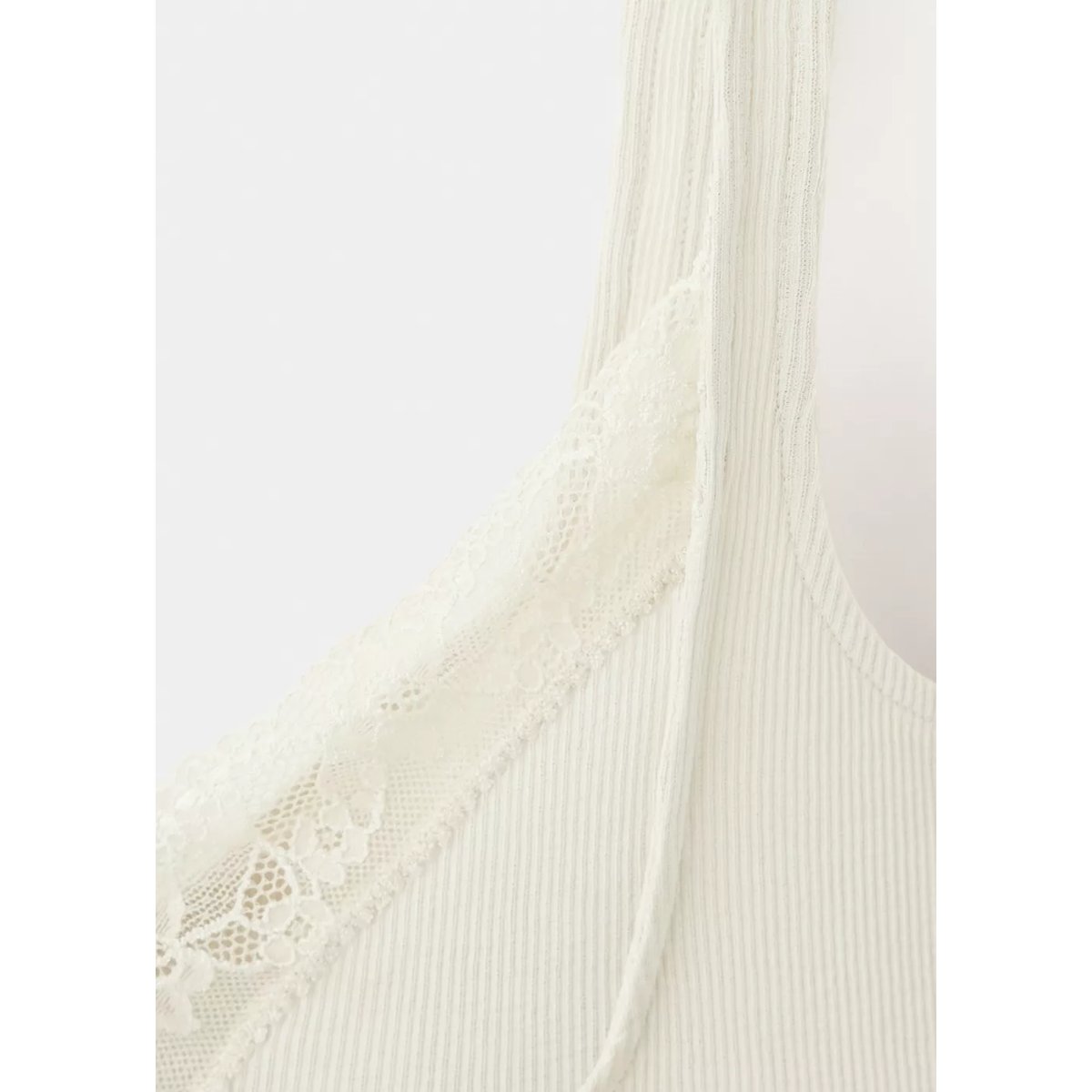 Top côtelé à dentelle beige, MANGO