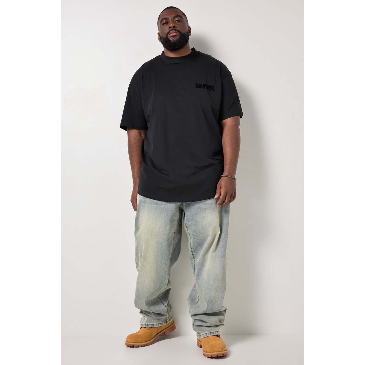 T-shirt oversized. Col rond noir, STHUGE