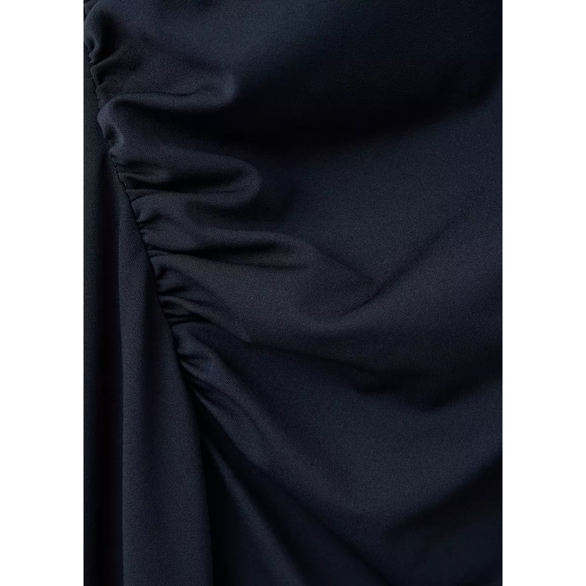 Robe à encolure asymétrique froncée bleu nuit, MANGO