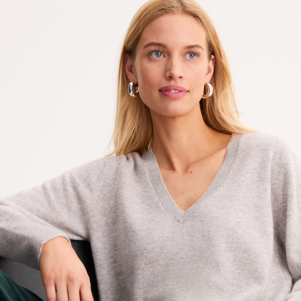 Pull en cachemire col V, en fine maille gris chiné clair, ANNE WEYBURN