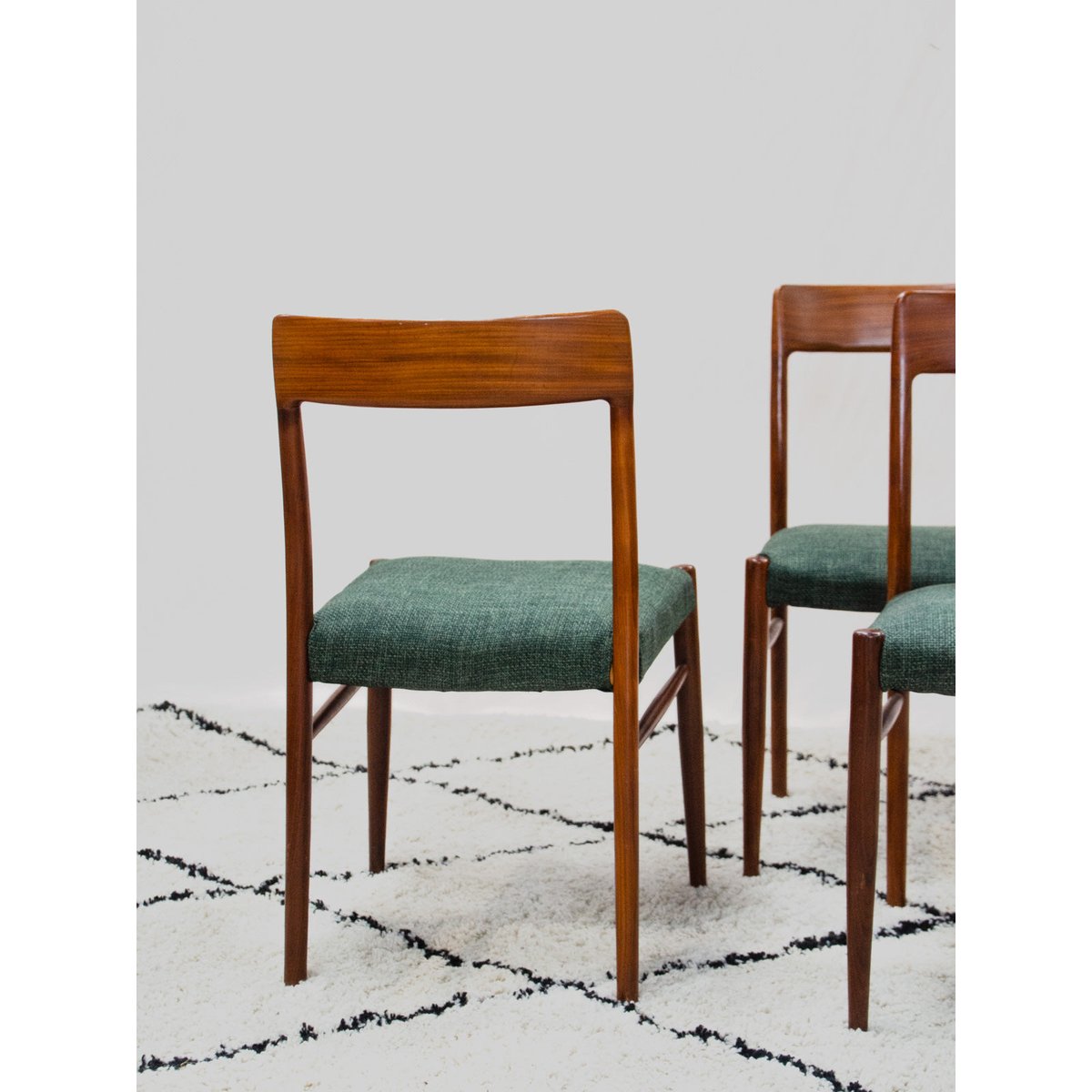 Lot de 4 chaises en teck et tissu Alma N°2134 - Bon état bois foncé, DEBONGOUT