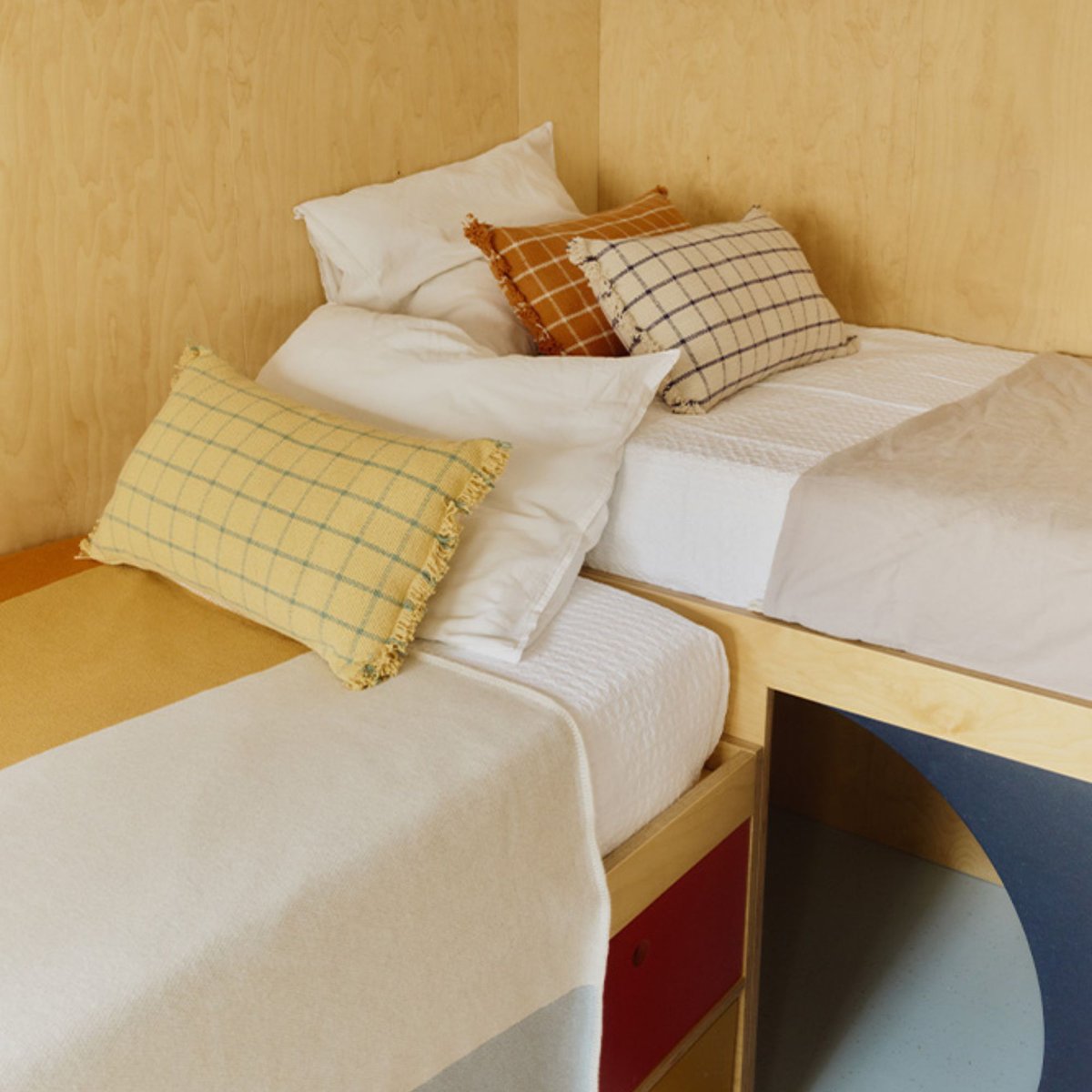 Bloc géobloc de coussin LESS IS MORE bleu marine, naturel, LORENA CANALS