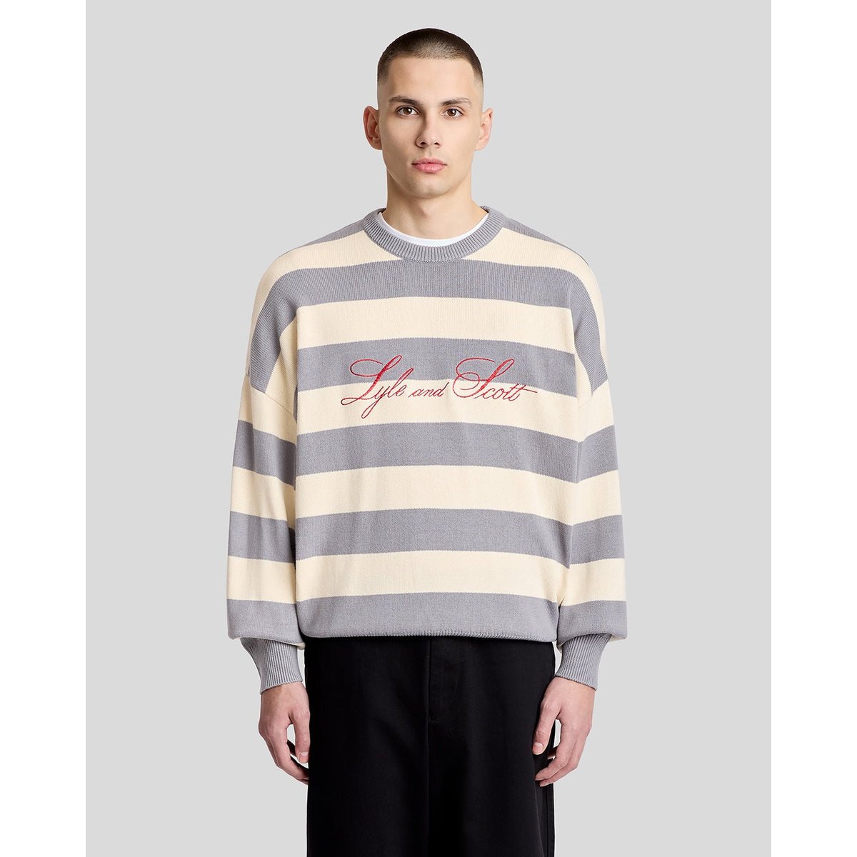 Pull à rayures script brodé en maille gris frais/ nouveau écru, LYLE & SCOTT