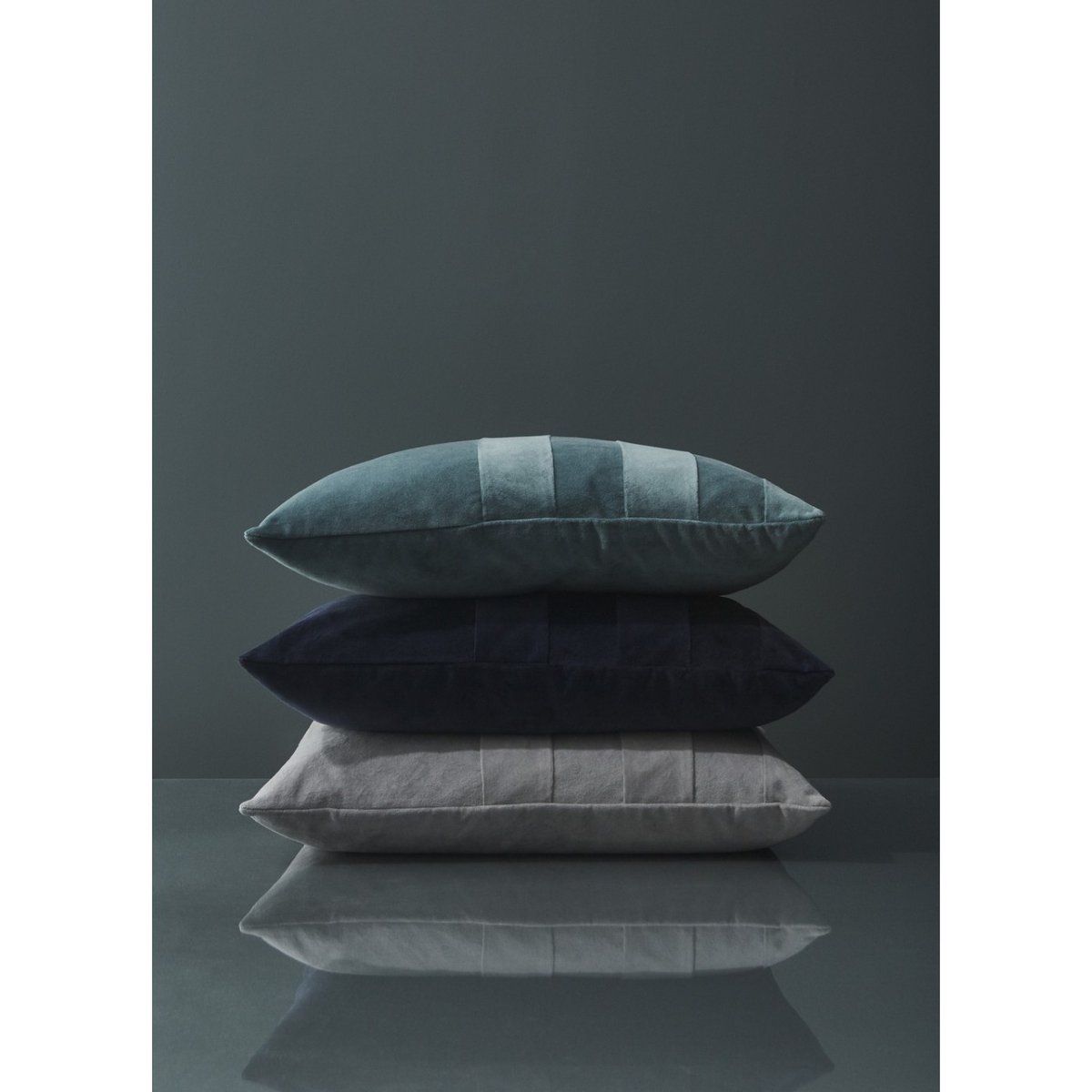 Coussin en velours Sanati bleu, AYTM