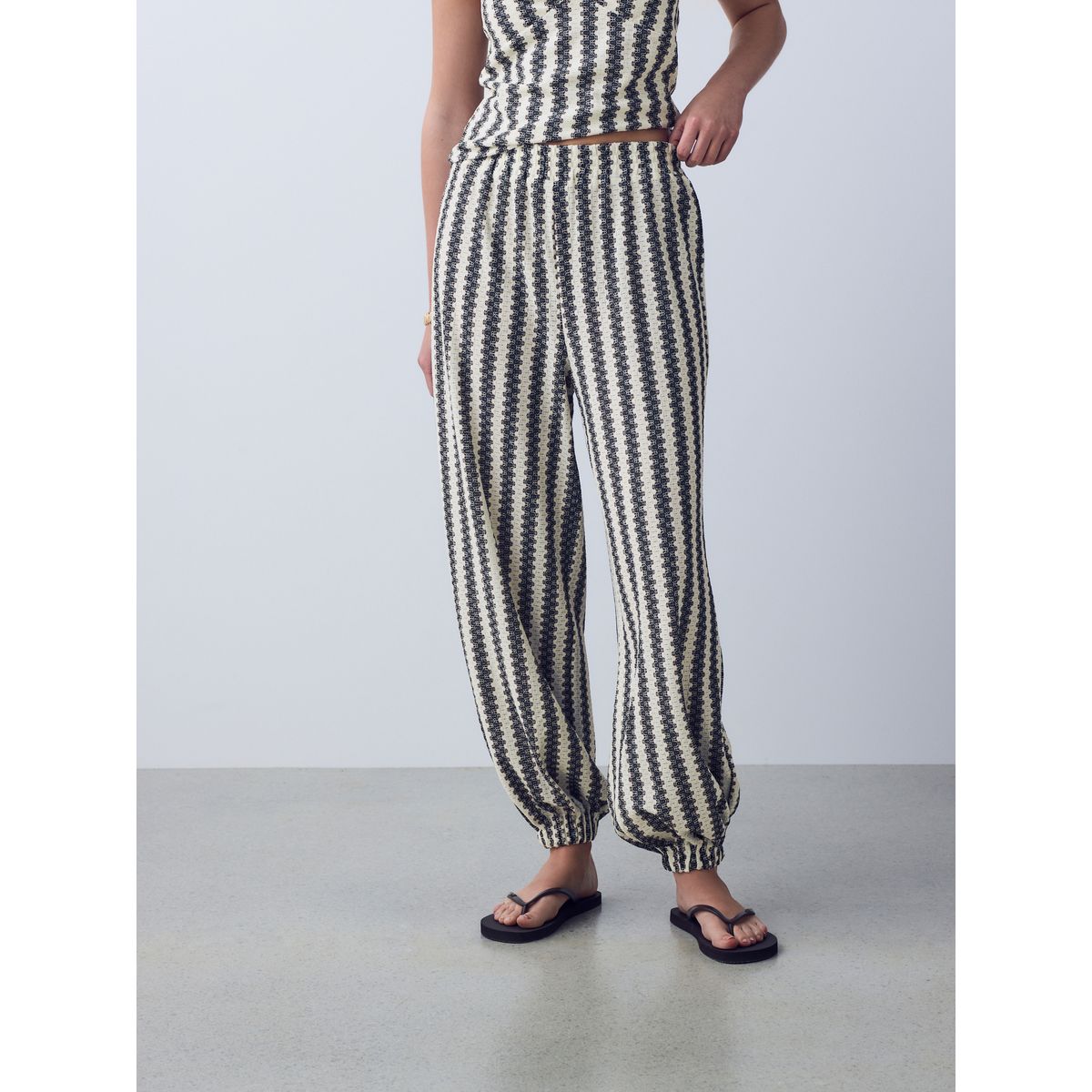 Pantalon barrel aspect maille rayure noir/écru, NEXT