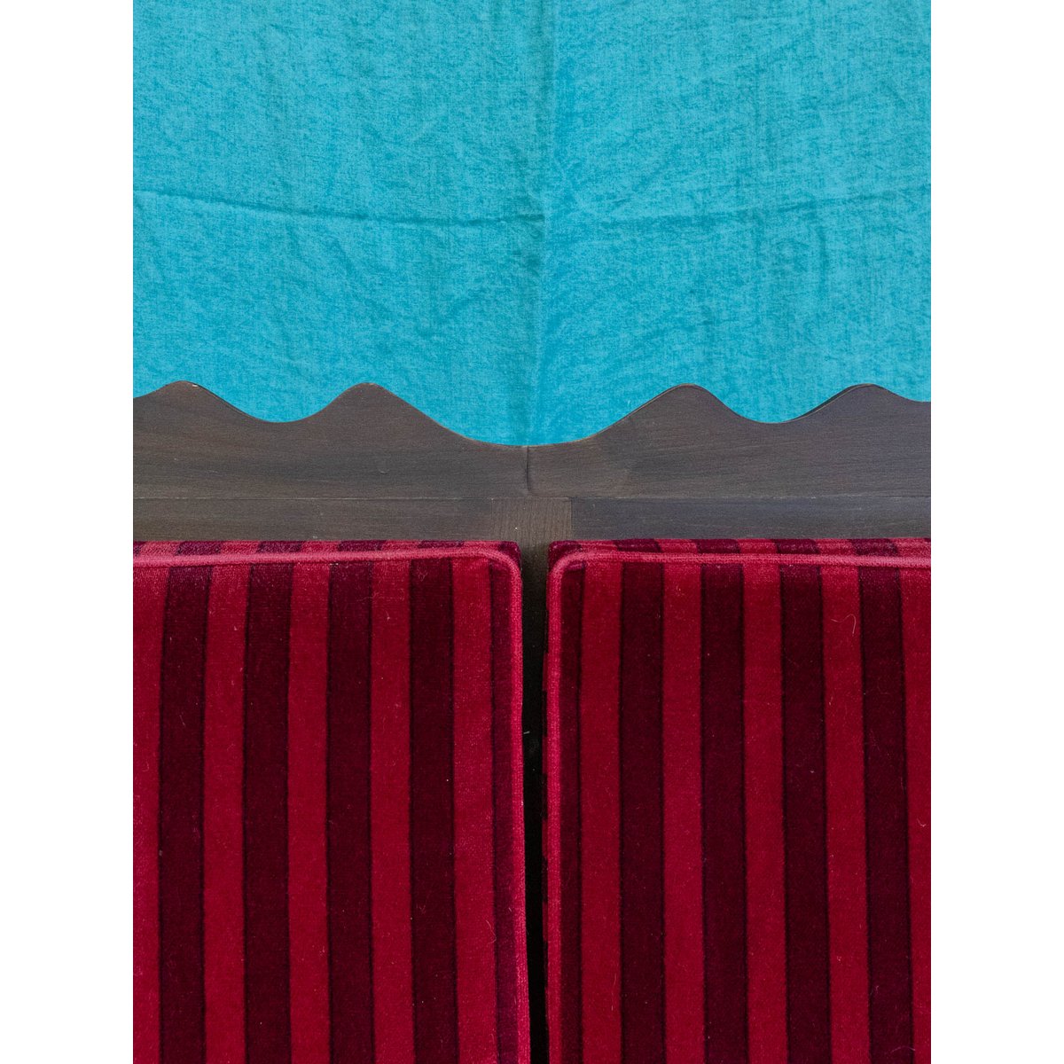 Banquette deux places en velours vintage Clara N°153 - Bon état bois foncé, DEBONGOUT