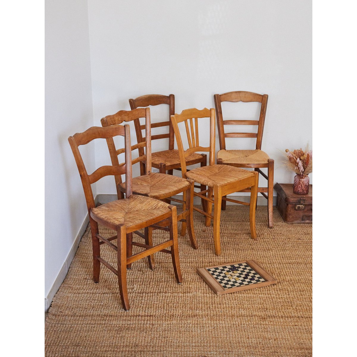 Lot de 5 chaises dépareillées Claude N°1284 - Bon état bois clair, DEBONGOUT