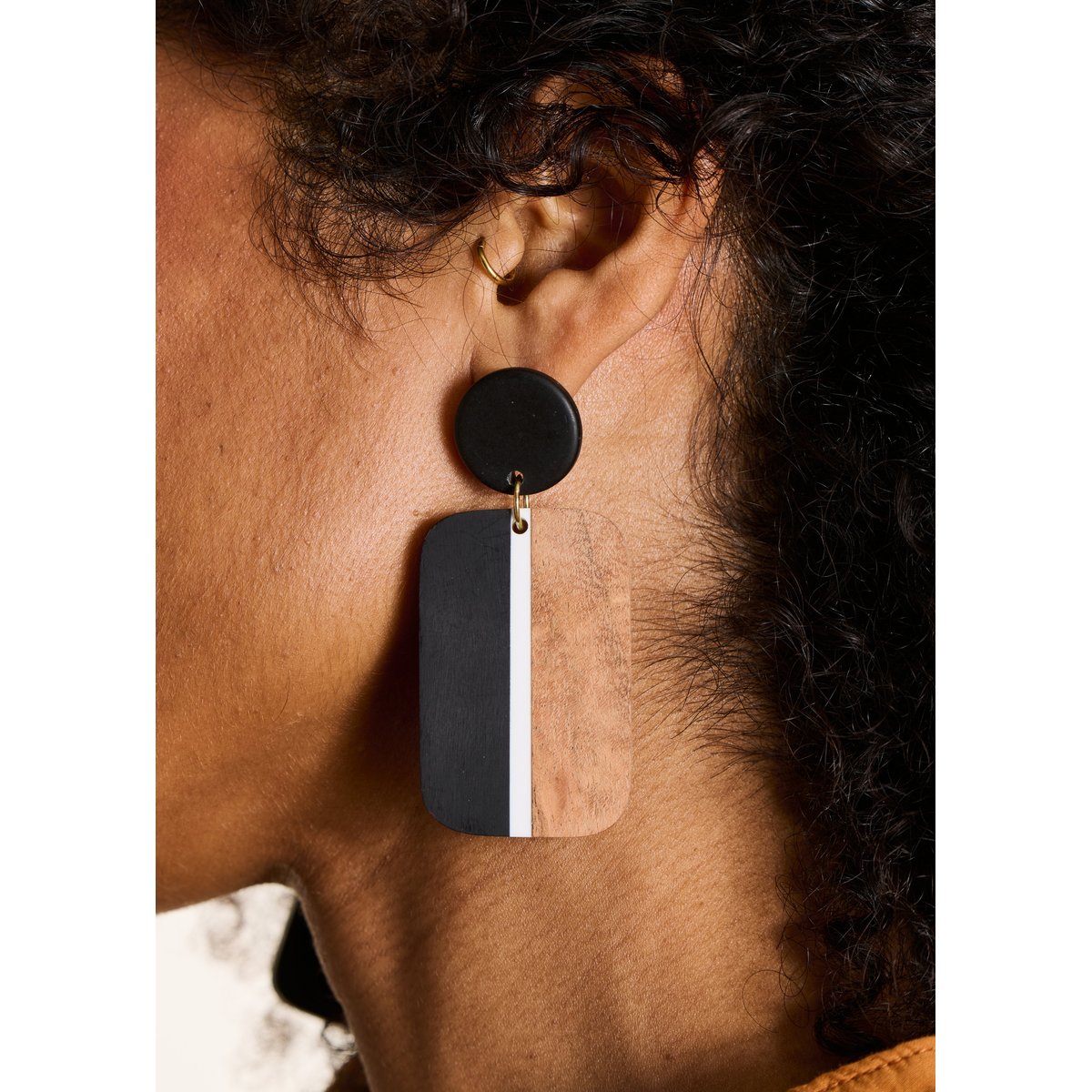 Boucles d'oreilles pendantes en bois et résine bois, LA FEE MARABOUTEE