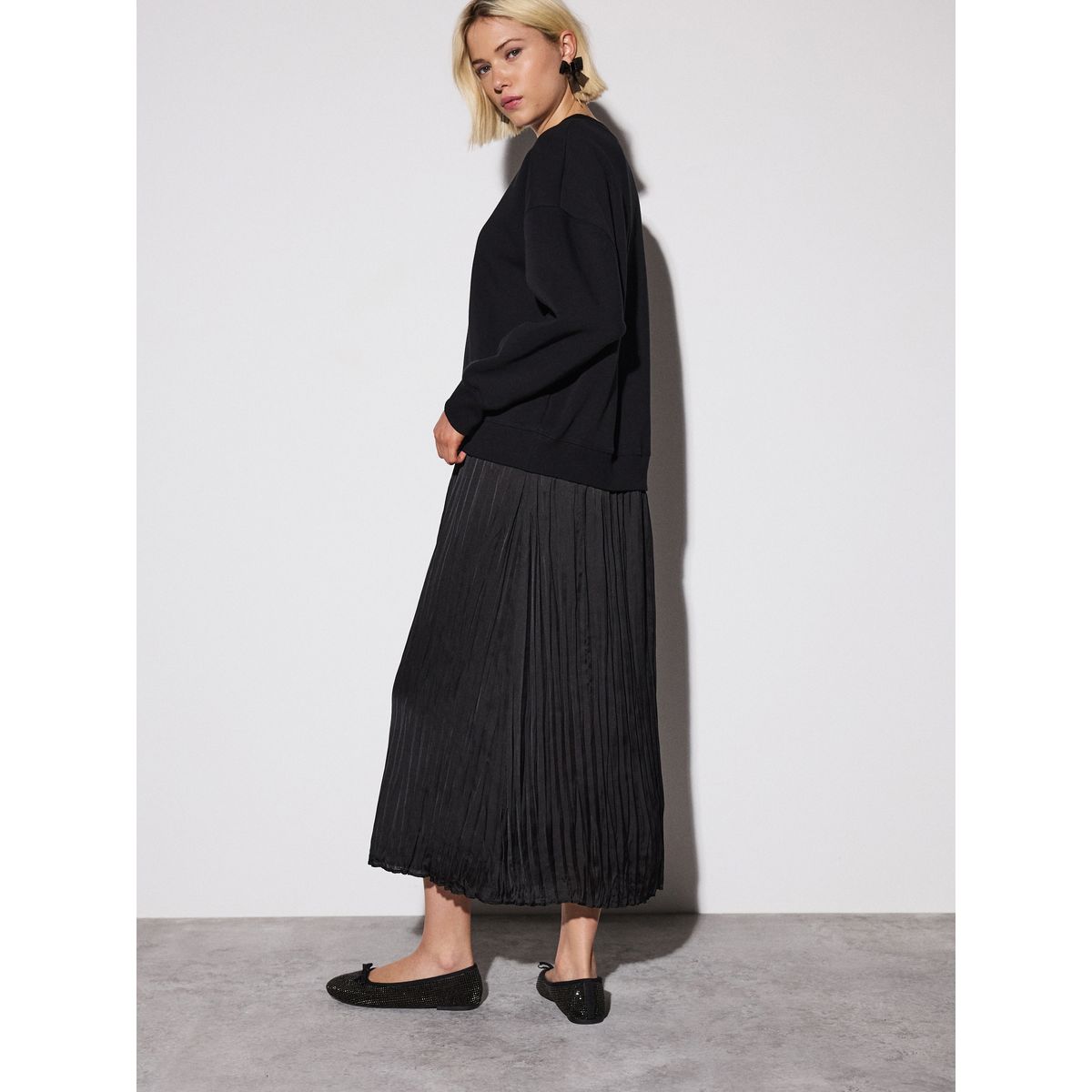 Pull doux et jupe midi en satin 2-en-1 noir, NEXT