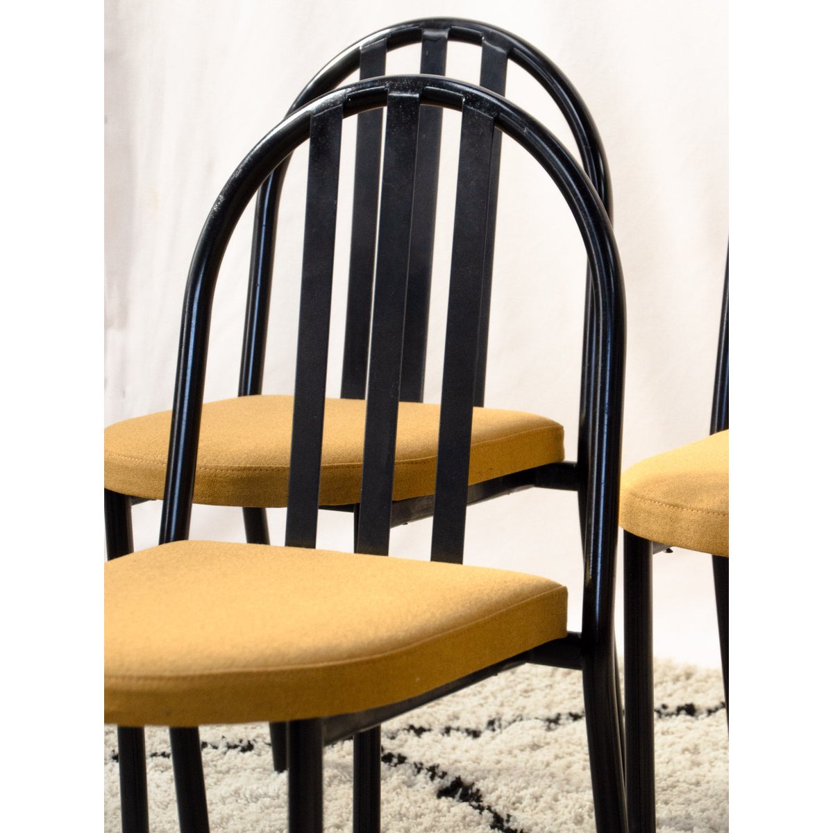 Lot de 4 chaises en métal noir et tissu Alma N°2137 - Bon état noir, DEBONGOUT
