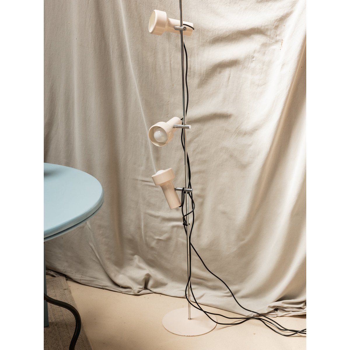Lampadaire en plastique Julien N°133 - Bon état argenté, DEBONGOUT