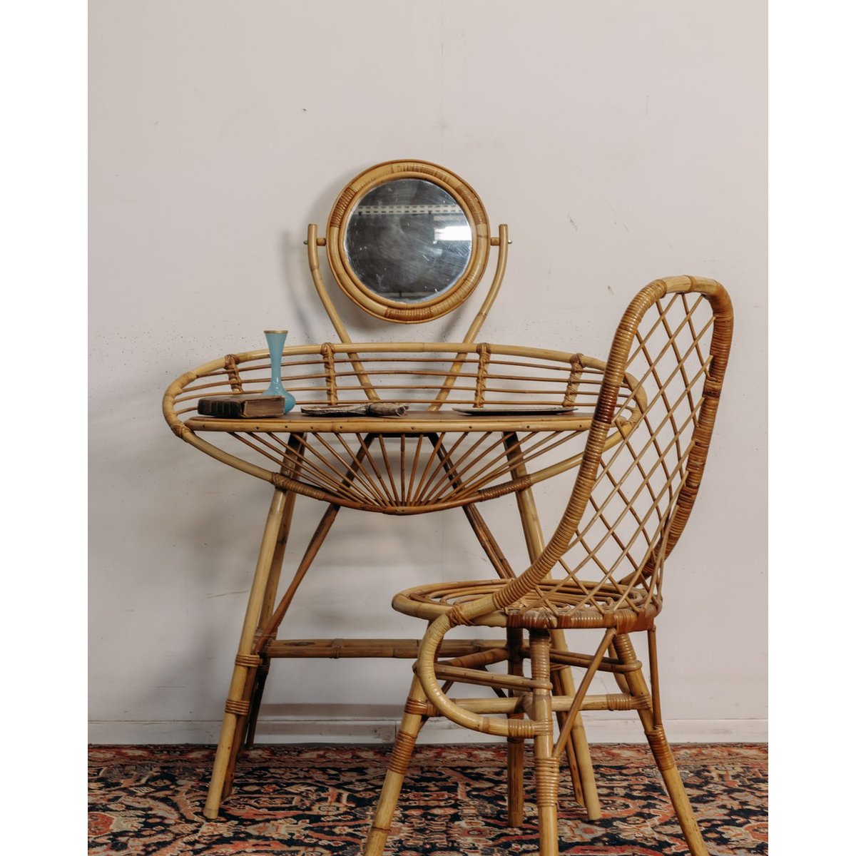 Coiffeuse et sa chaise en rotin Louise N°354 - Bon état bois clair, DEBONGOUT