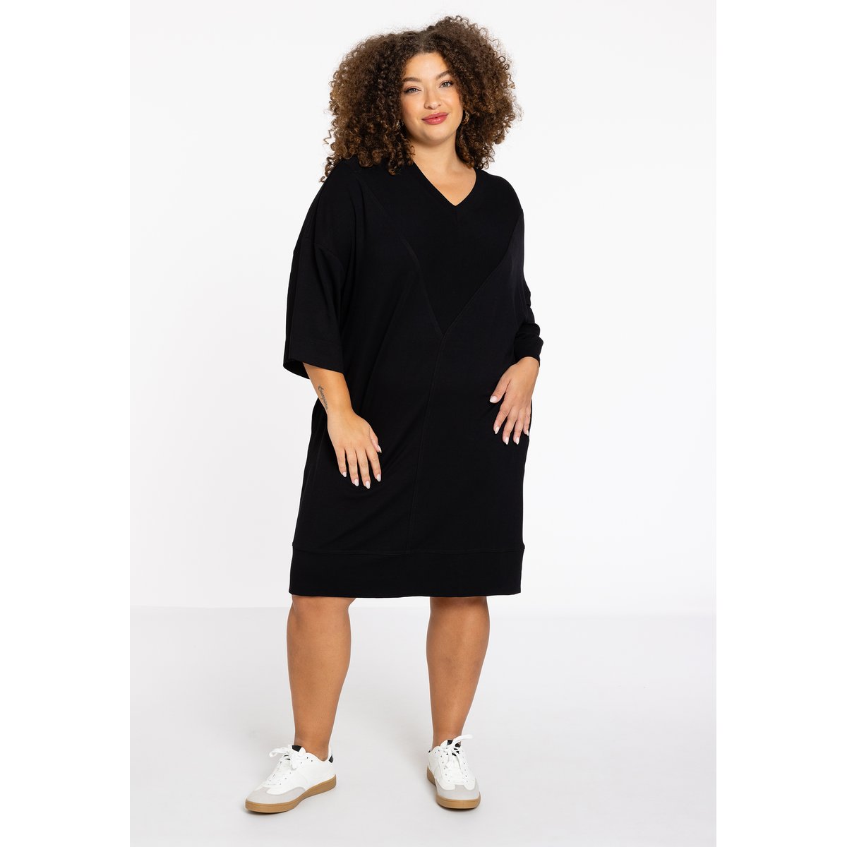 Robe v-cou noir, YOEK