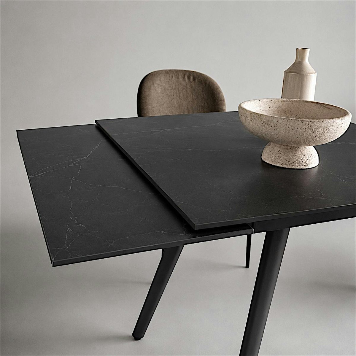 Table extensible en céramique 4/6 places LORA noir marbré, PIER IMPORT