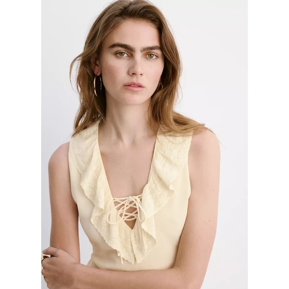 Robe à décolleté en V avec volants vanille, MANGO