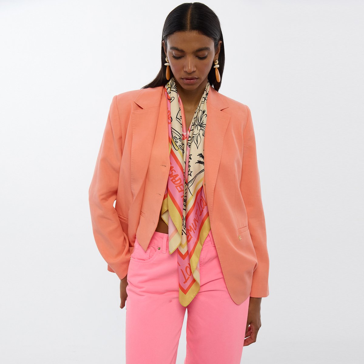 Foulard en satin imprimé logo XL et motifs estivaux rose, LOLA CASADEMUNT