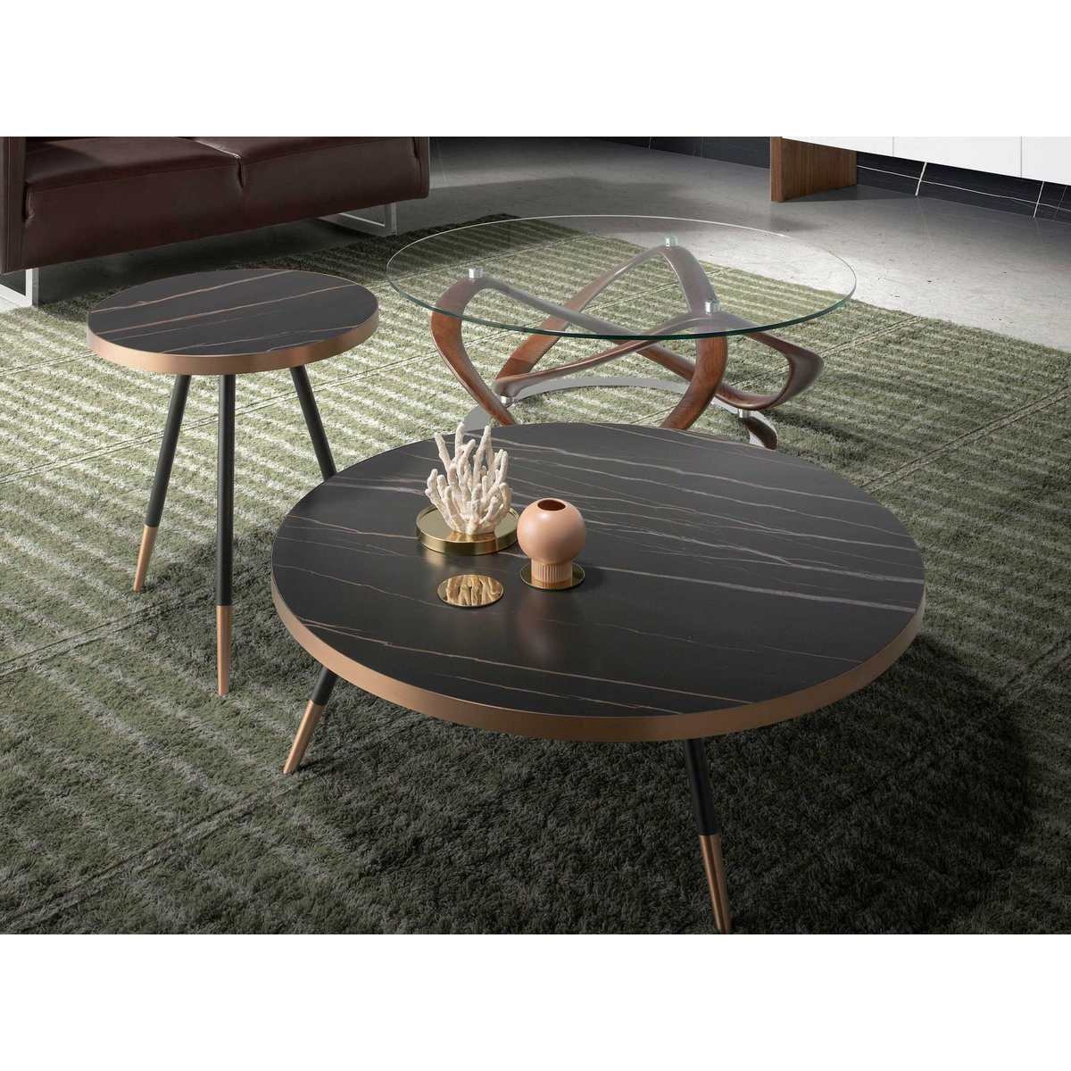 Table d'angle ronde en marbre porcelaine et acier noir noir | laiton, ANGEL CERDA