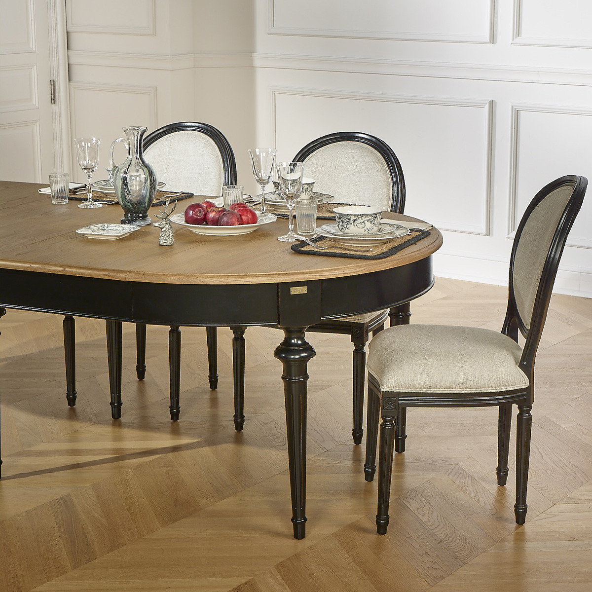 Table ovale en chêne 3 rallonges 4/10 couverts AMBRE noire, ROBIN DES BOIS