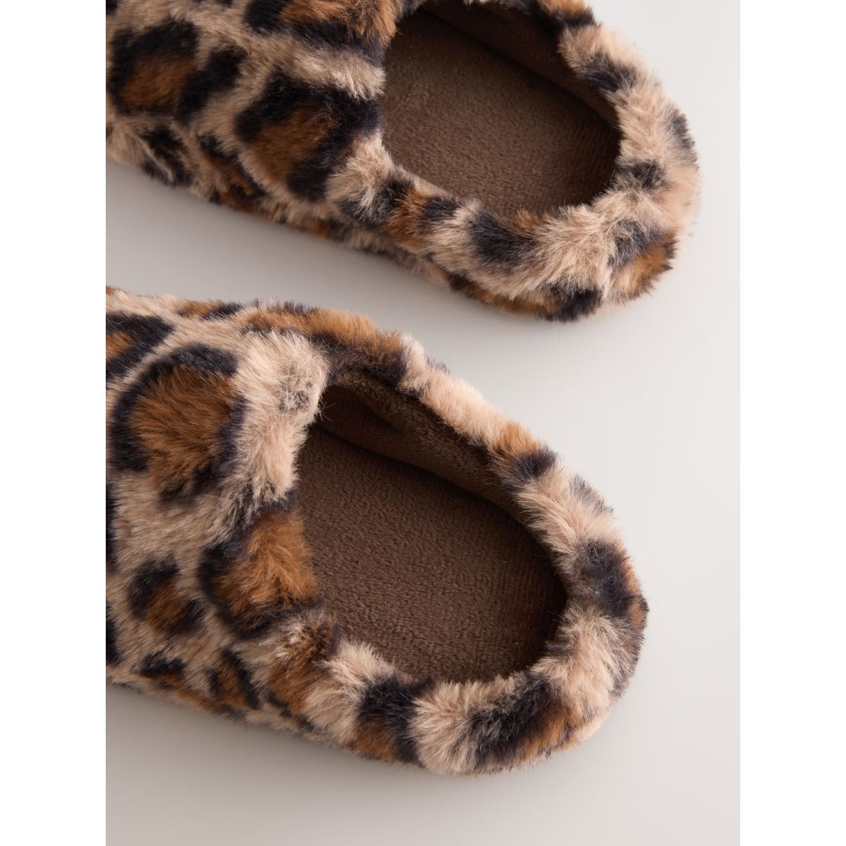 Chaussons style mules en imitation fourrure imprimé léopard, NEXT