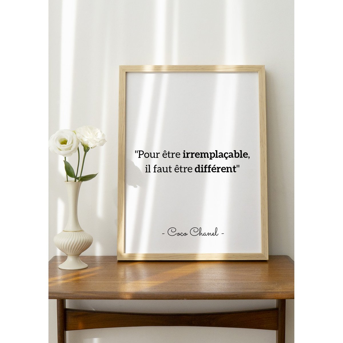Affiche Citation Coco Chanel : 'Pour être irremplaçable…' blanc, L'AFFICHERIE