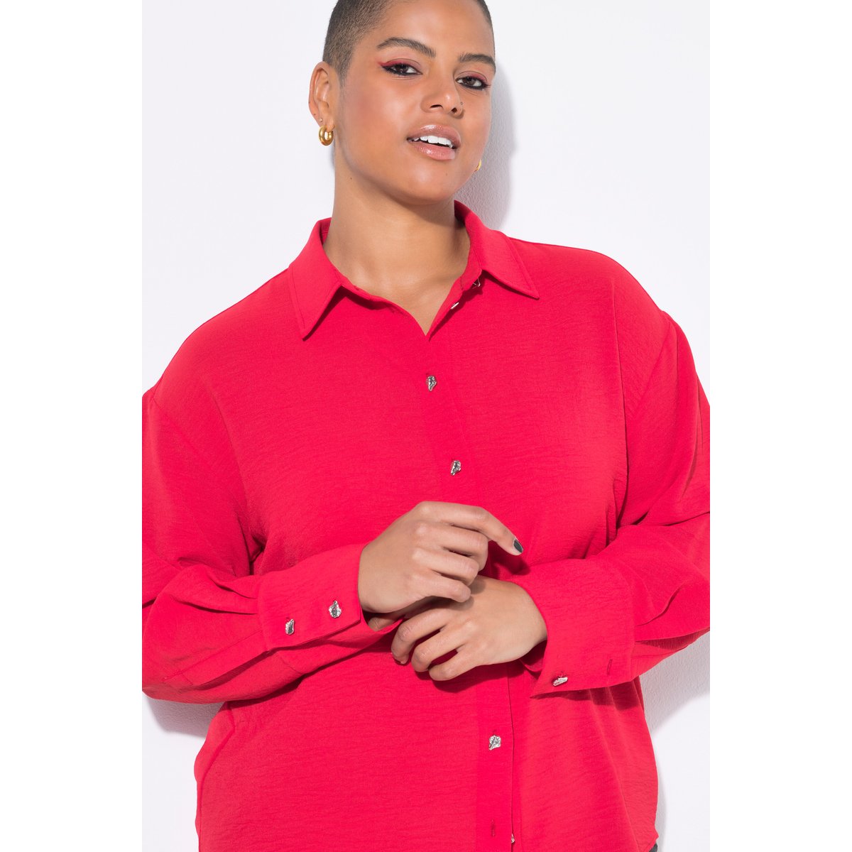 Chemisier oversize. Boutons fantaisie rouge, STUDIO UNTOLD