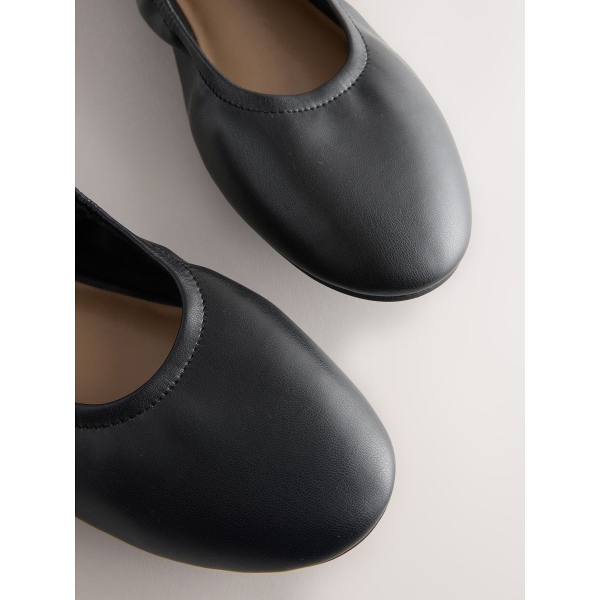 Ballerines souples à bout rond et breloque noir, NEXT