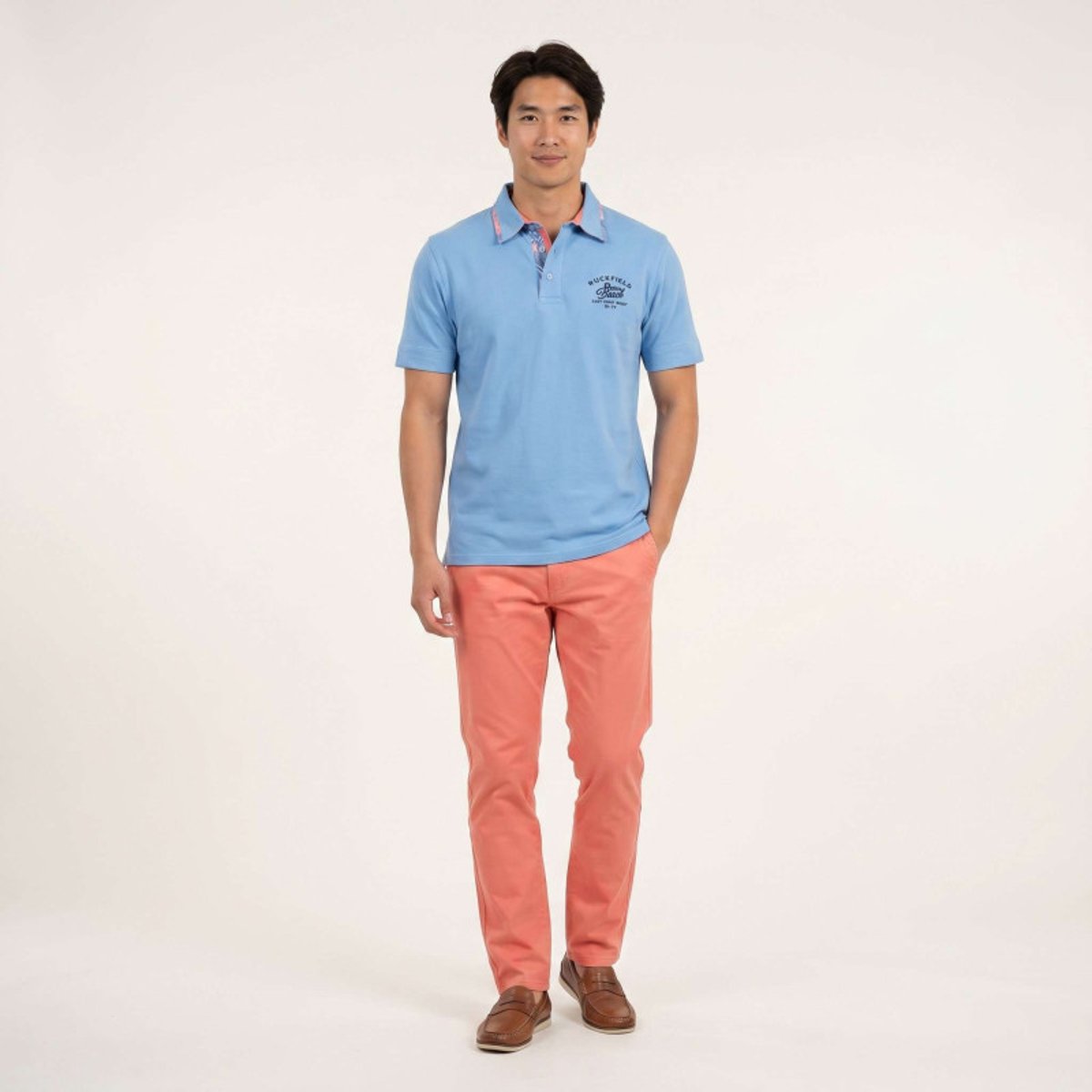Polo en coton biologique bleu uni pourvu d'un col boutonné et d'une coupe droite bleu, RUCKFIELD
