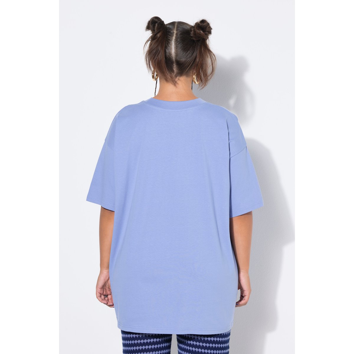 T-shirt oversize. Manches courtes. Patch bleu clair, STUDIO UNTOLD