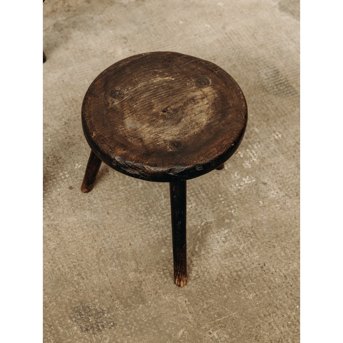 Tabouret tripode en bois Regis N°409 - Bon état bois, DEBONGOUT