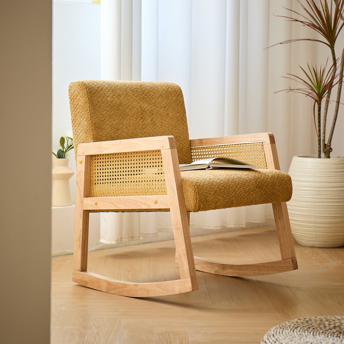 Rocking chair bois massif, rotin et tissu, BORGO jaune, NORDLYS