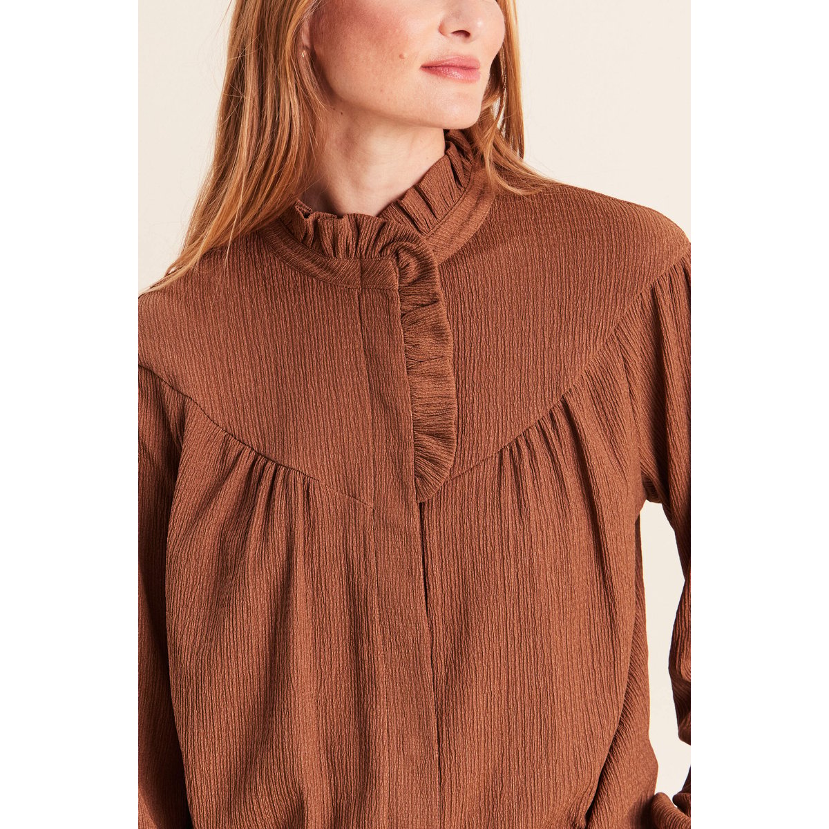 Blouse droite plissée col montant marron foncé, BREAL