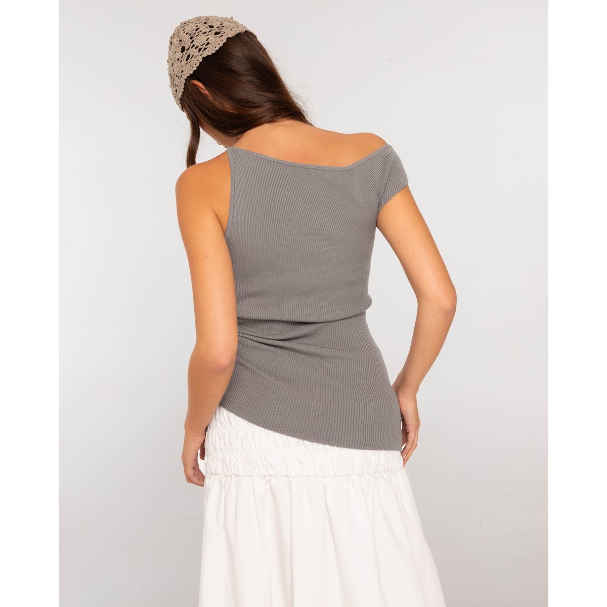 Top en maille asymétrique avec fronce latérale gris, THE-ARE
