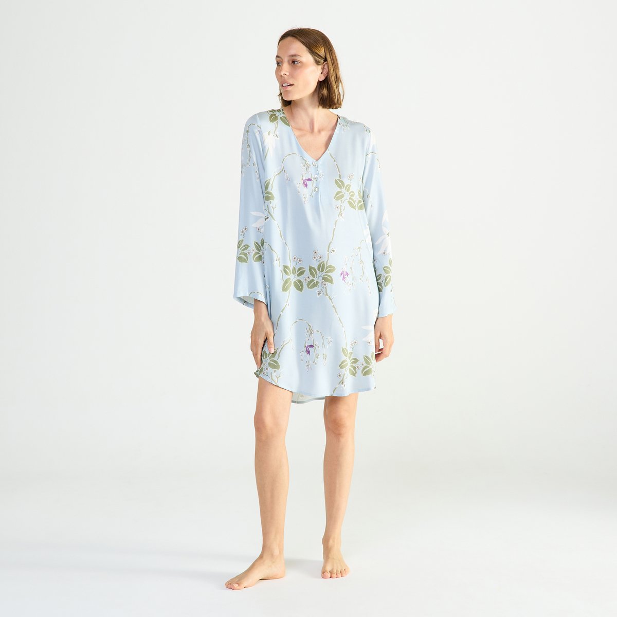 Chemise de nuit courte col v en satin RAMEAU givre, LAURENCE TAVERNIER