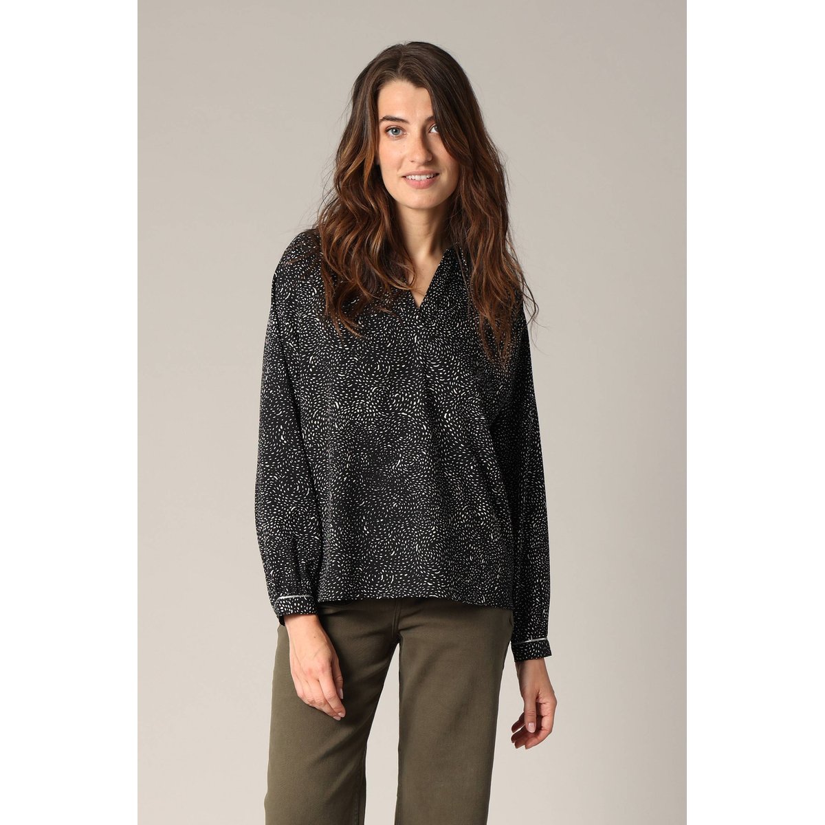 Blouse fluide à imprimé abstrait
 NESSILI black, DEELUXE