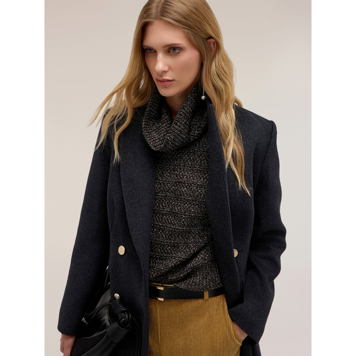 Manteau croisé gris, MOTIVI