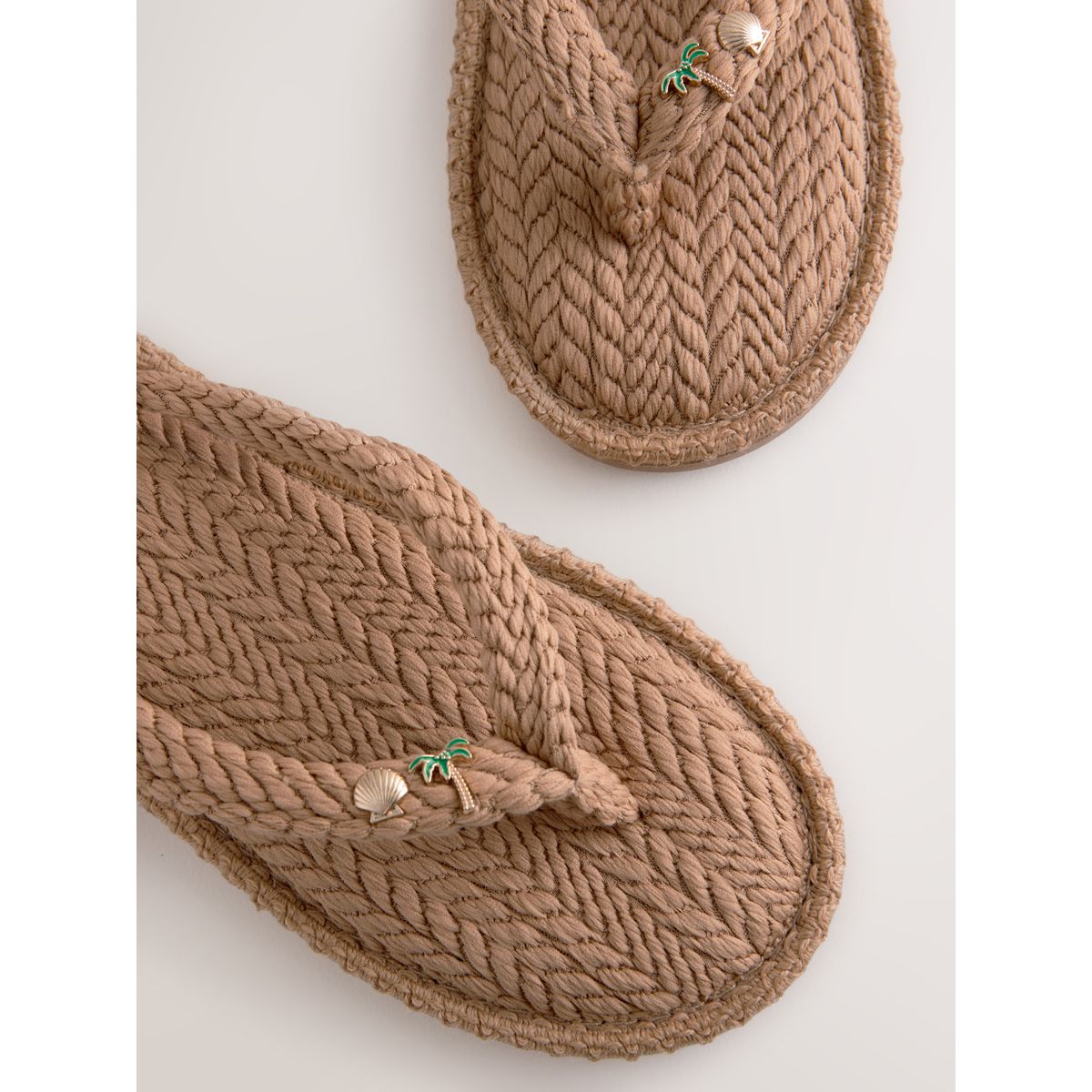 Chaussons-tongs avec breloque naturel, NEXT