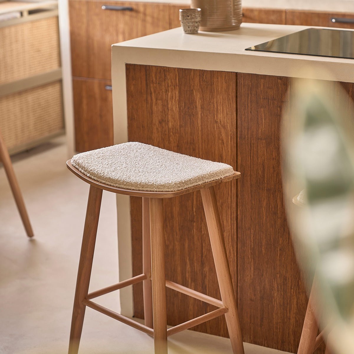 Tabouret de bar en teck massif et bouclette AMBRE ecru, BERAH GETAH