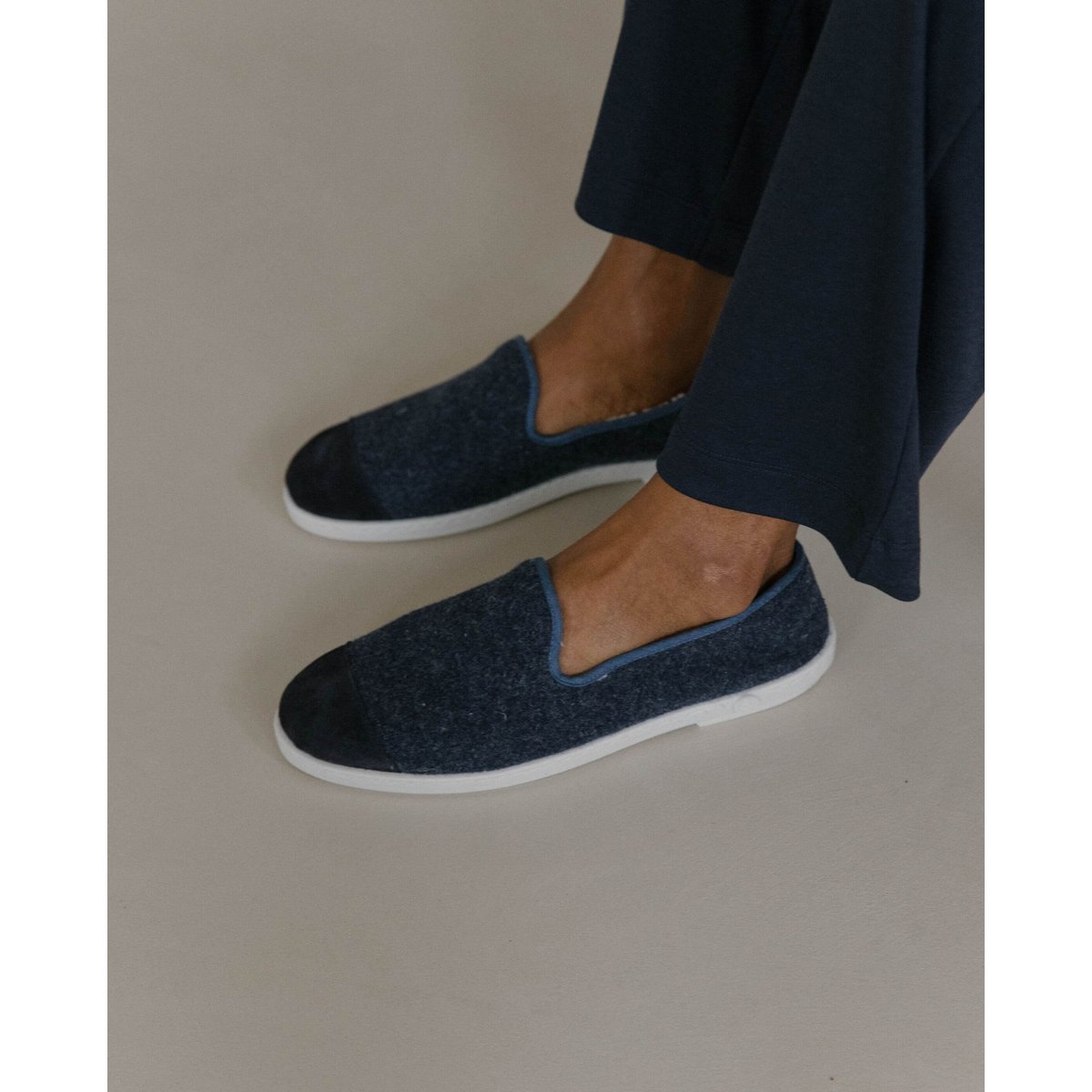 Chaussons en laine recyclée bleu marine jean, ANGARDE