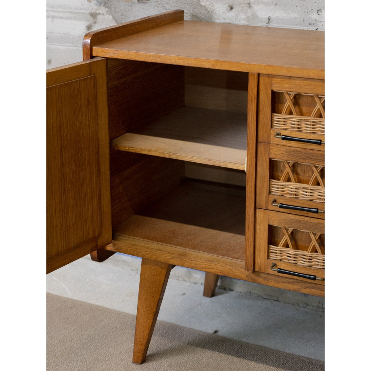 Buffet en bois et rotin Gilbert N°1608 - Bon état bois foncé, DEBONGOUT