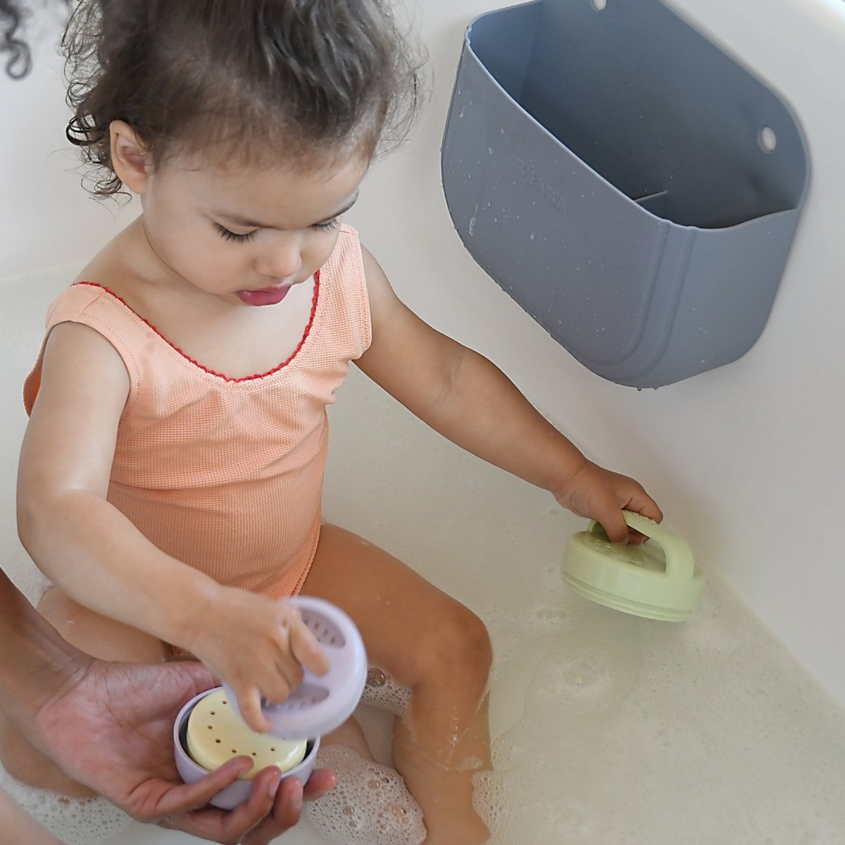 Coffret panier Galet + jouets de bain silicone gris, rose, vert, BEABA