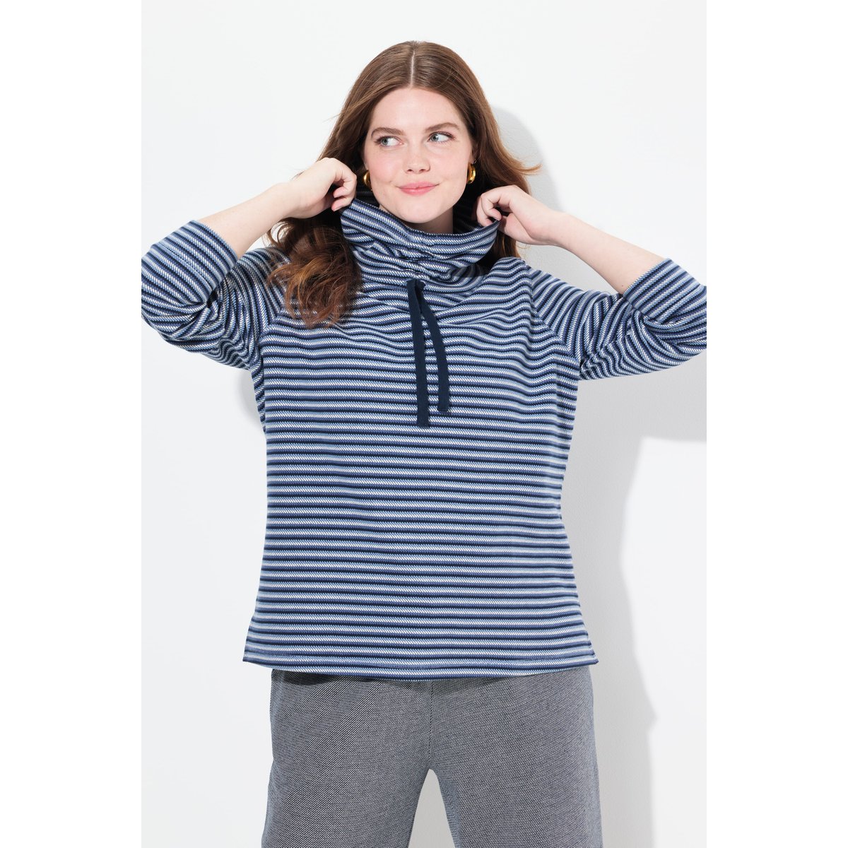 Sweat-shirt en coton bio à col montant et bleu atlantique, ULLA POPKEN
