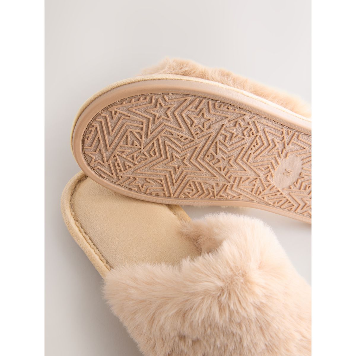 Chaussons style claquettes en imitation fourrure jaune, NEXT