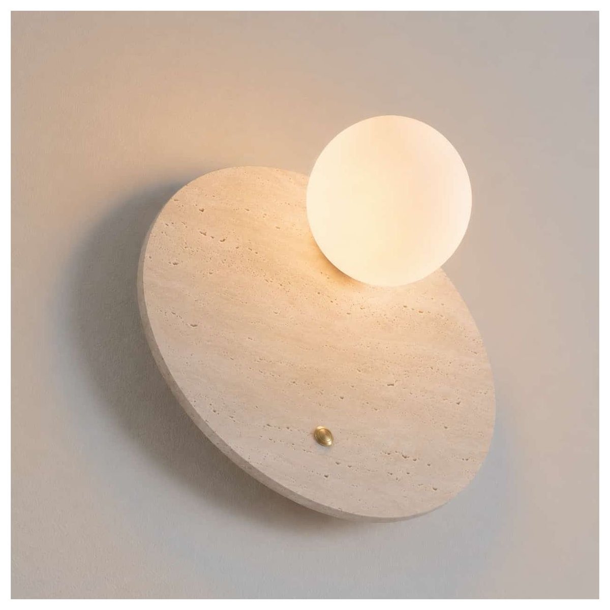 Applique globe opale sur travertin - ORÉ beige et blanc, KOSILUM