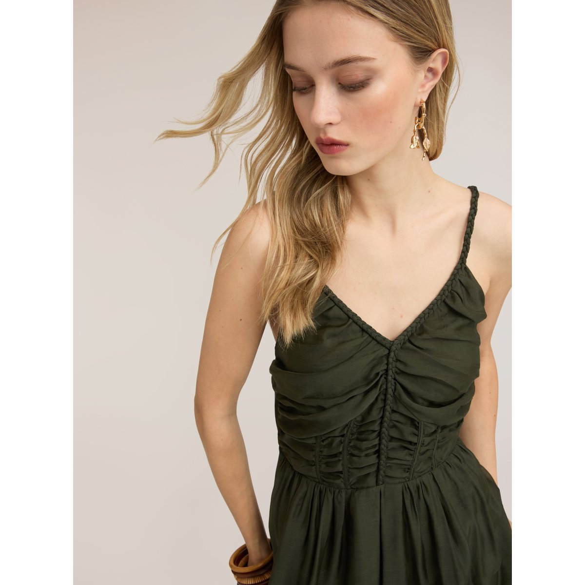 Robe longue verde militare, MOTIVI