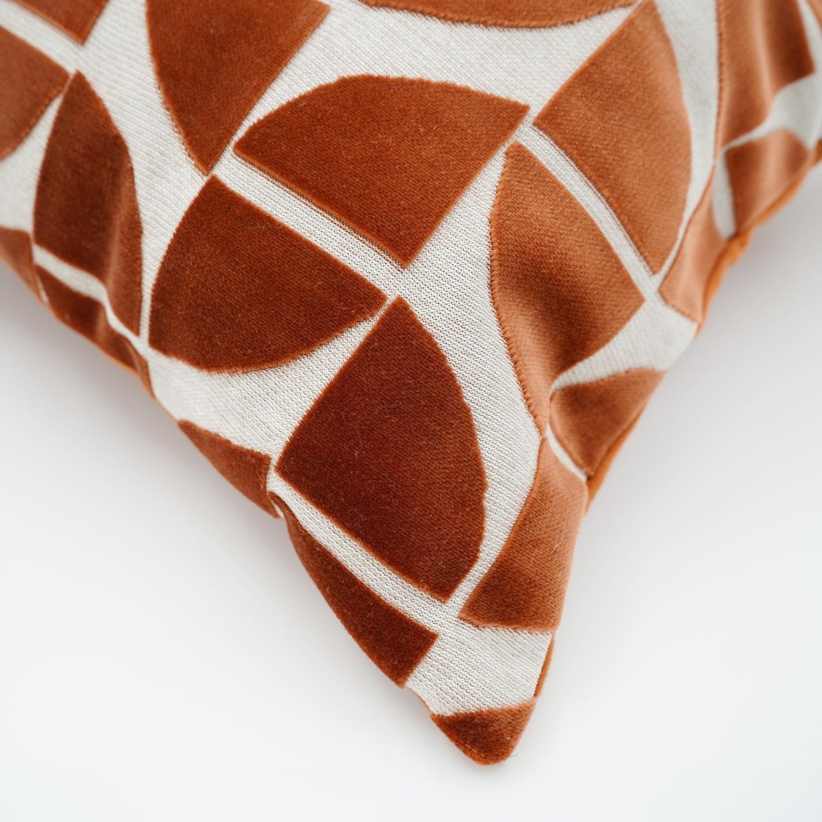 Coussin décoratif carré en velours dévoré à motif géométrique orange, DOUCEUR D'INTÉRIEUR