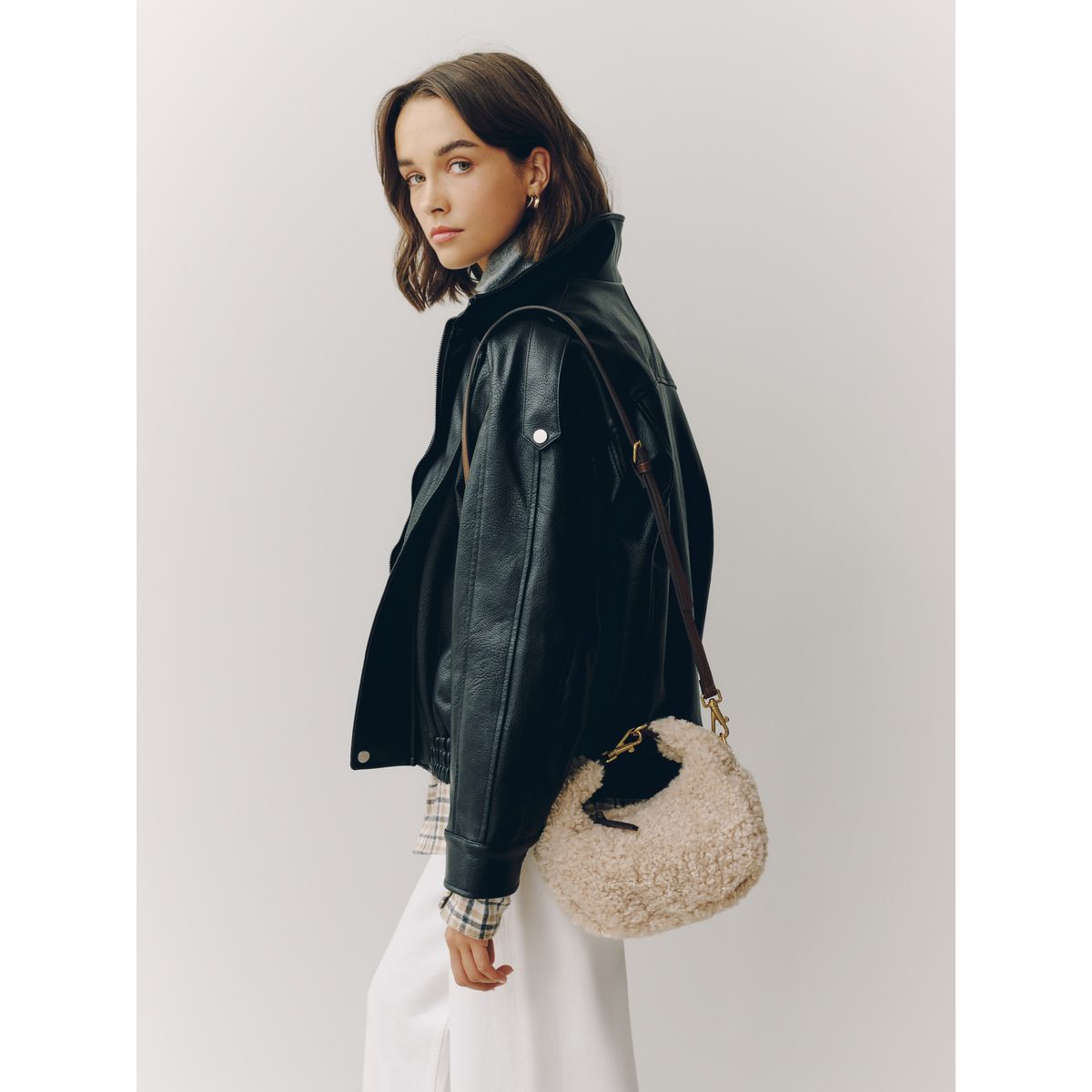 Mini sac à main en daim peau lainée os, NEXT