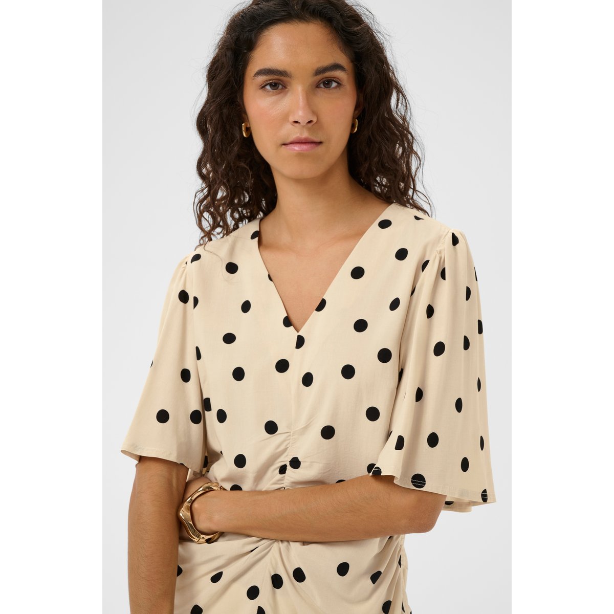 Blouse à manches courtes beige oatmeal with black dots, SOAKED IN LUXURY