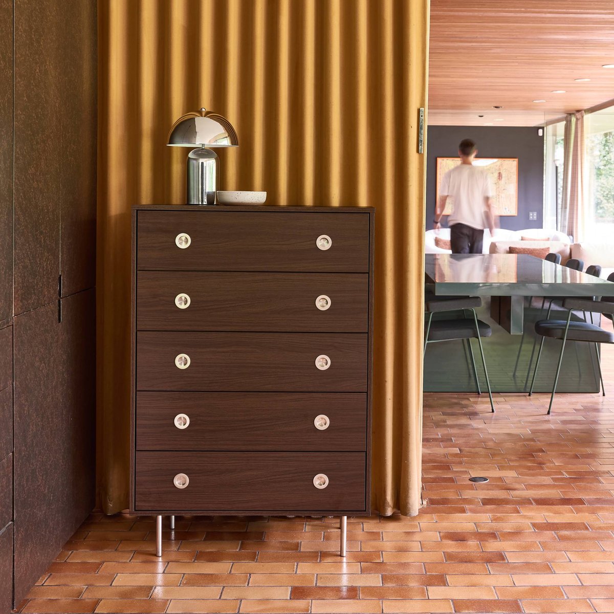 Commode vintage décor bois et acier inoxydable 5 tiroirs SHELBY noyer, SWEEEK